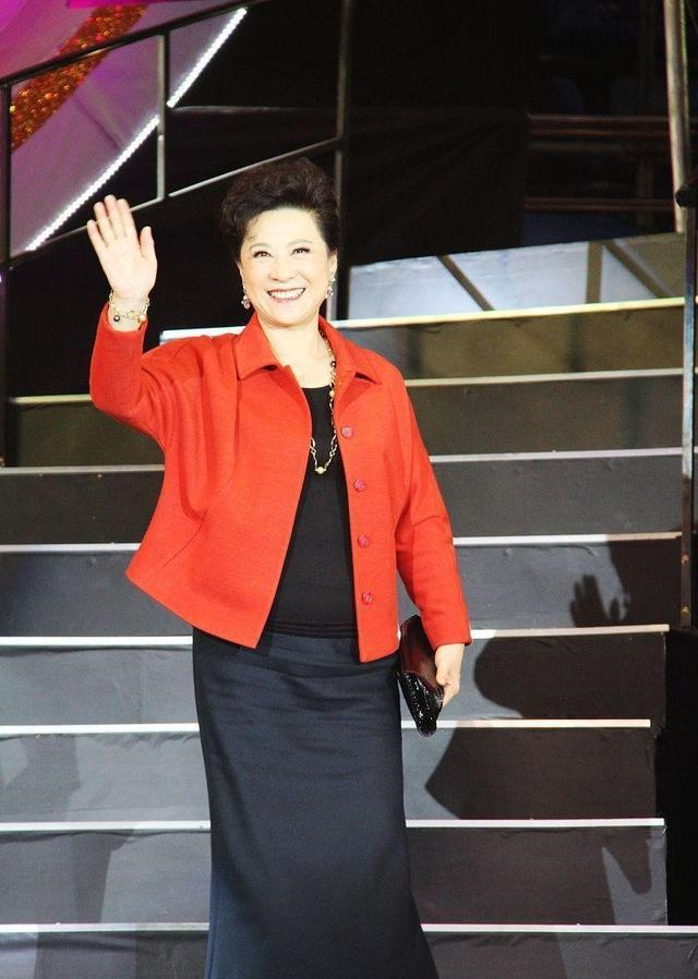 王骁妈妈真有气质,穿印花装显得身材丰满,但有老艺术家的魅力_腾讯