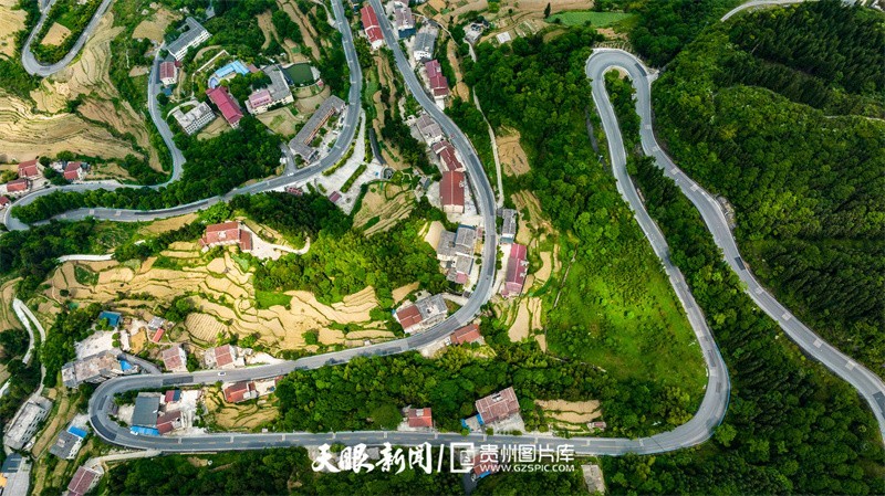 贵州桐梓七十二道拐弯道最密集的盘山公路