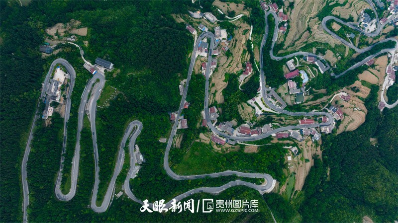 贵州桐梓七十二道拐弯道最密集的盘山公路