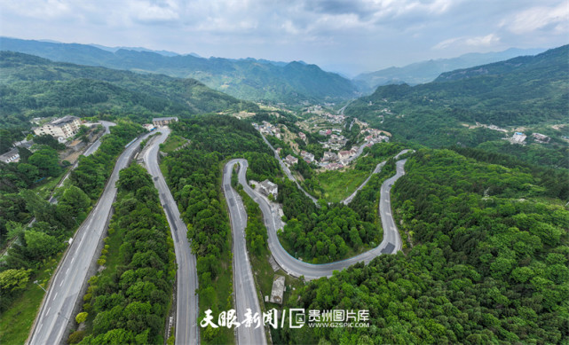 贵州桐梓七十二道拐:弯道最密集的盘山公路