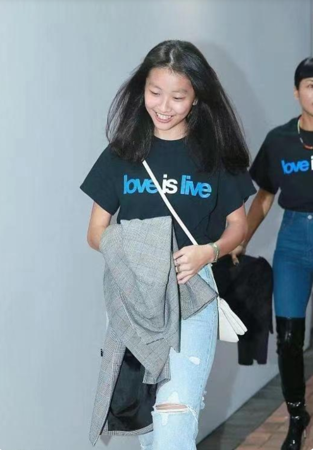 街头风;运动鞋强化青春活力的风格相比于妈妈徐濠萦的摩登熟女style