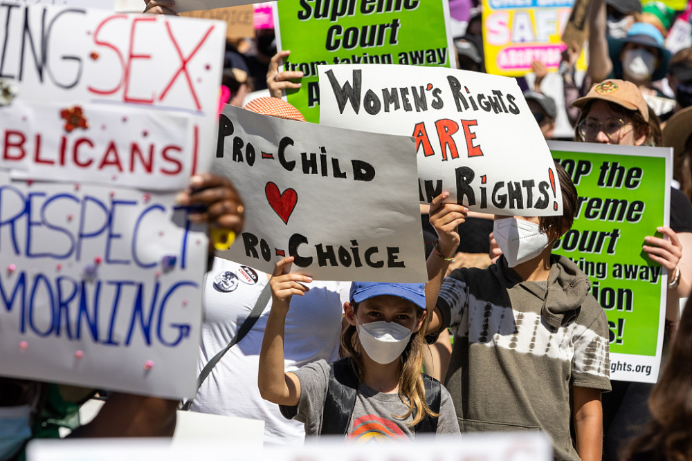 美国数万人在各地示威游行，捍卫保护女性堕胎权法案行业前景