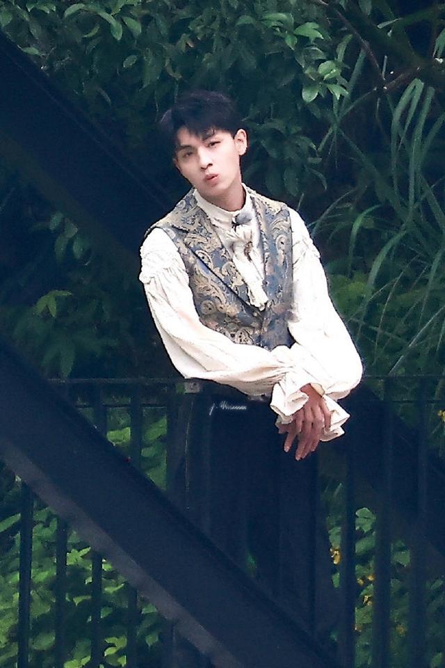 德云社秦霄贤带着妈妈录综艺,合影照引发粉丝热议,老秦值得期待