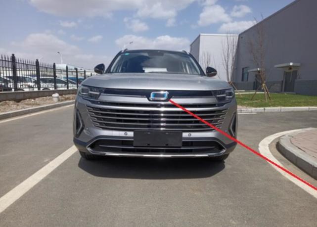 大嘴及扁平大灯组设计语言,采用了时下流行的倒梯形无边界式中网样式