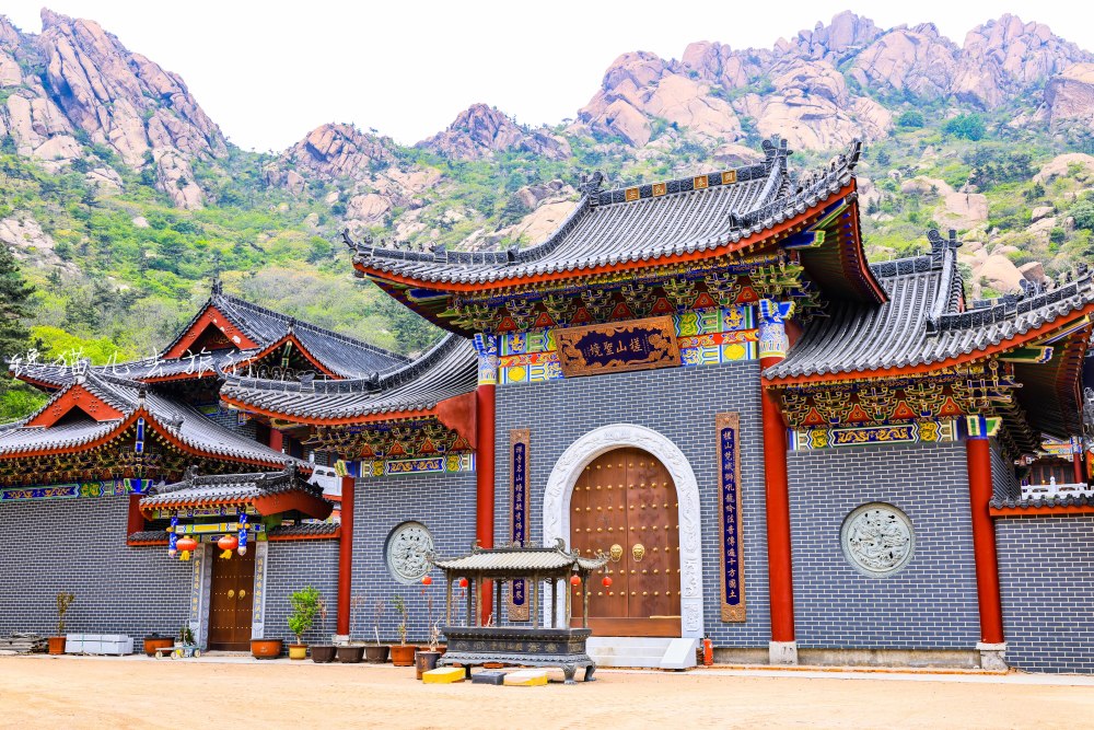 威海最美寺院原来在荣成毗邻景区山势险峻依靠缆车完成了修建