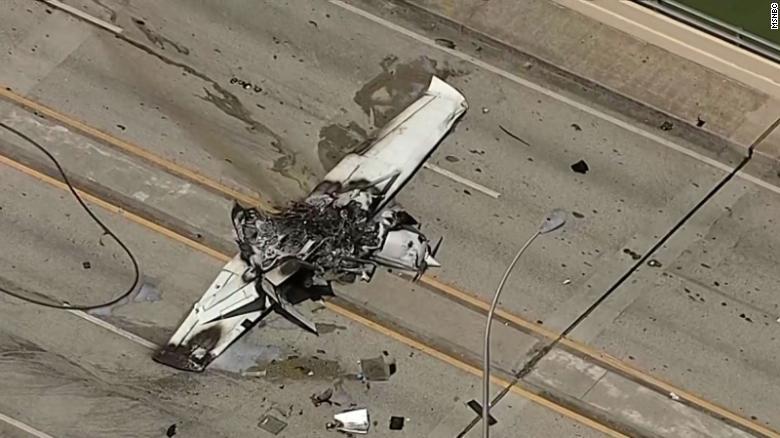 美国一架小型飞机在桥上坠毁，与汽车相撞起火！致1死5伤raise翻译成中文