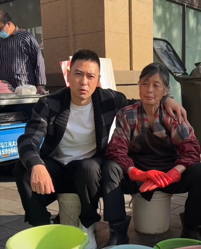 演员李飞69岁母亲街边卖鱼他表示只要母亲快乐他就快乐