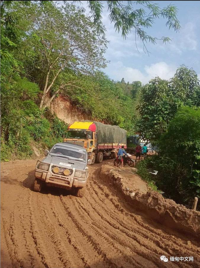 缅甸通往边境贸易口岸的一条公路，部分路段损坏严重，通行困难