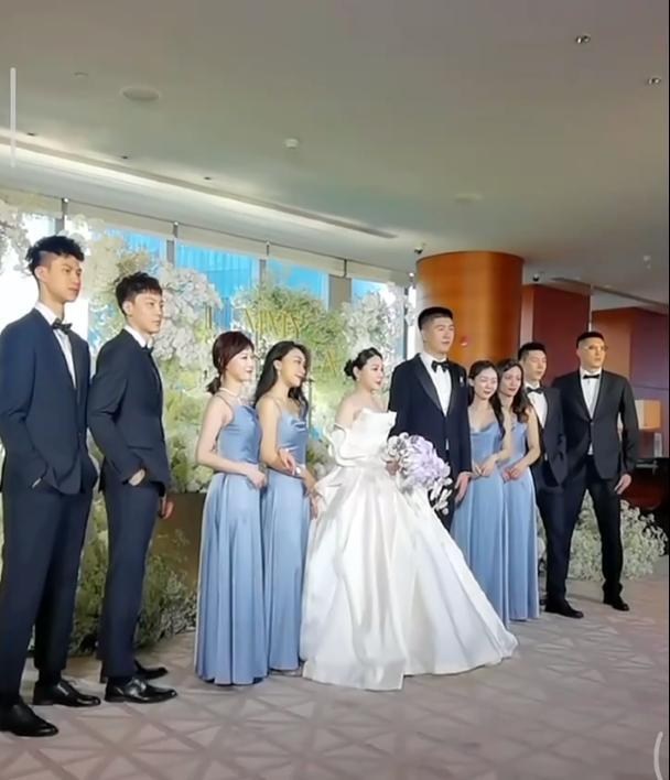 广东西装男团王薪凯c位平均身高1米9胡明轩不逊色男明星