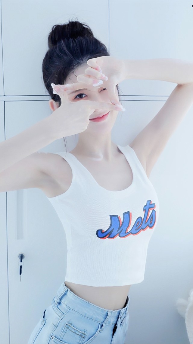 皮肤超白的美女写真人见人爱