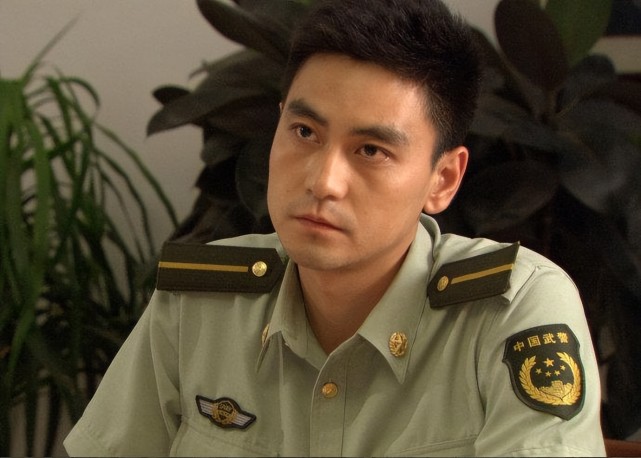 演员李飞街头帮母亲卖鱼,开破旧三轮车卖光,蹲地吃饼有孝心|李飞