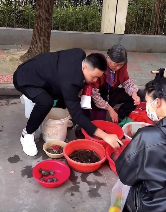 日常生活中李飞身穿白色衣服.地摊直播帮母亲卖鱼:助力妈妈大生意.