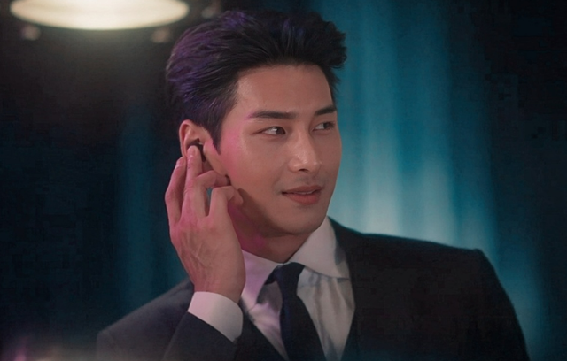 扮演保镖porsche的演员叫apo,1994年出生,这部剧是他暂别娱乐圈两年后