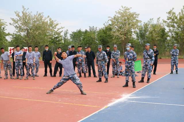 这所建在山沟里的学校，为什么会在这场百年大会上被提及？美国有多少机场