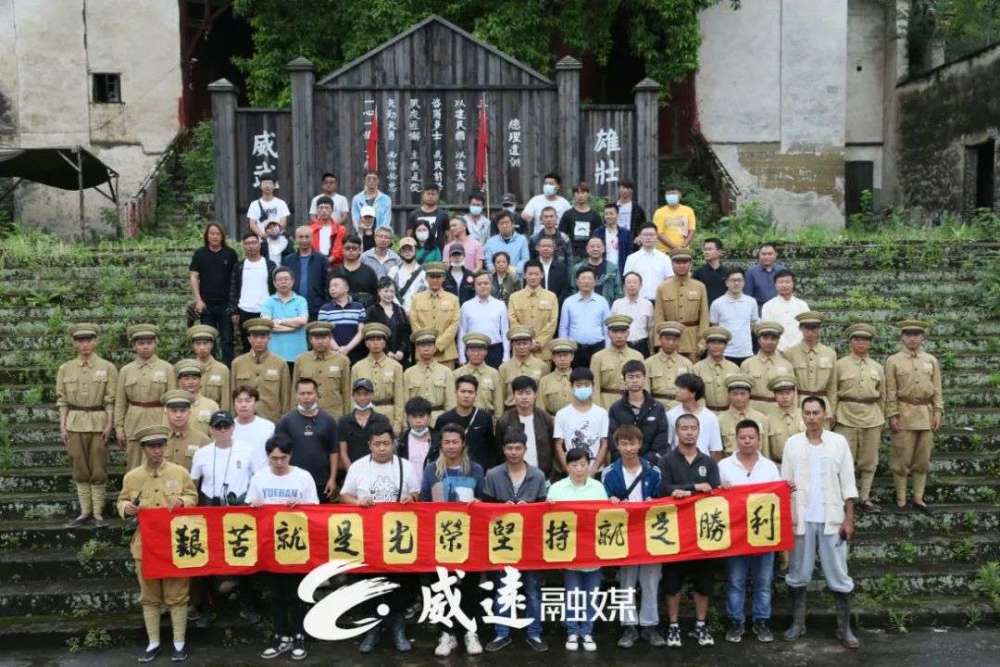 《一路向前》剧组合影威远是一个宝藏旅游地,除了电影和电视剧的