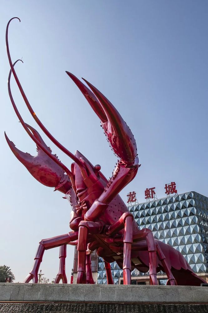 潜江生态龙虾城雕塑,小小龙虾也很巍峨