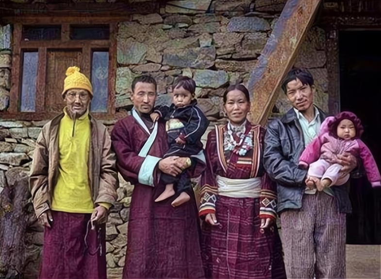 中国仅存的"一妻多夫"村,兄弟共娶一妻,生下的孩子一视同仁_腾讯新闻