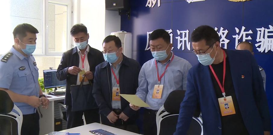 奎屯市人大常委会副主任魏立东,市人大常委会法制委员会委员和部分