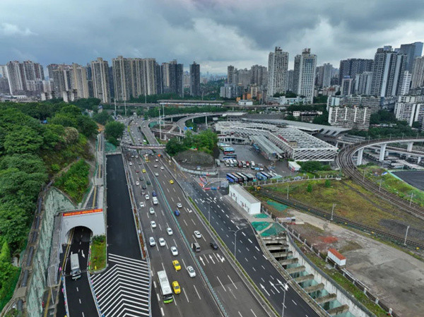 南岸区烟雨路至内环段上行隧道竣工通车