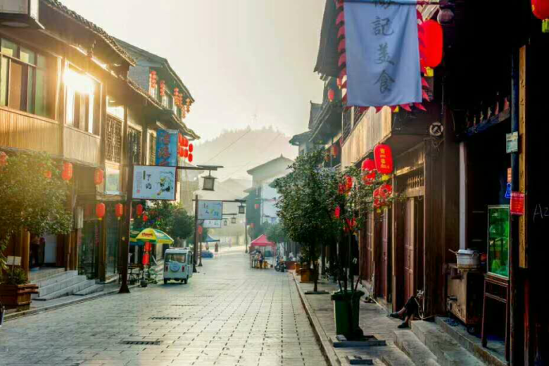 后山古镇如今,坐落在金沙县后山镇的钱壮飞烈士墓及其事迹陈列室,庄严