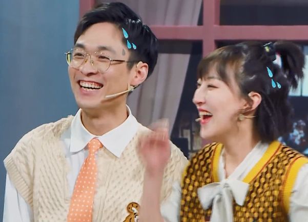 2011年,海银海宝先后参加选拔进入麻花团队,随即组成舞台搞笑cp