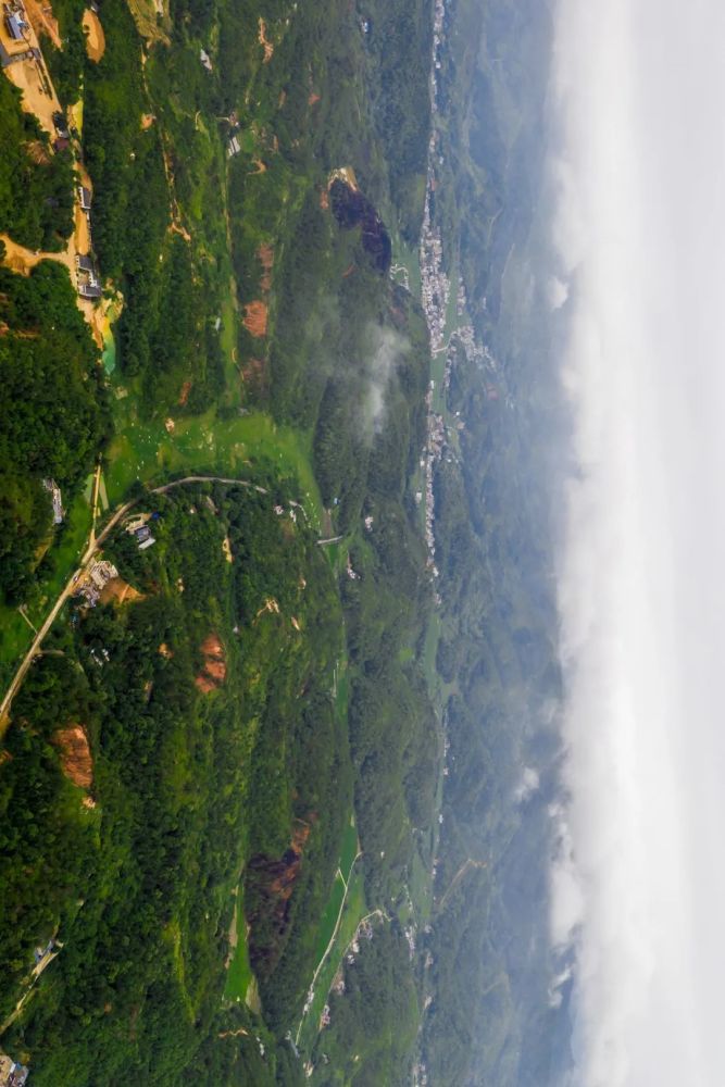 五百米高空航拍雨後浮城清澈如洗滿眼蒼翠