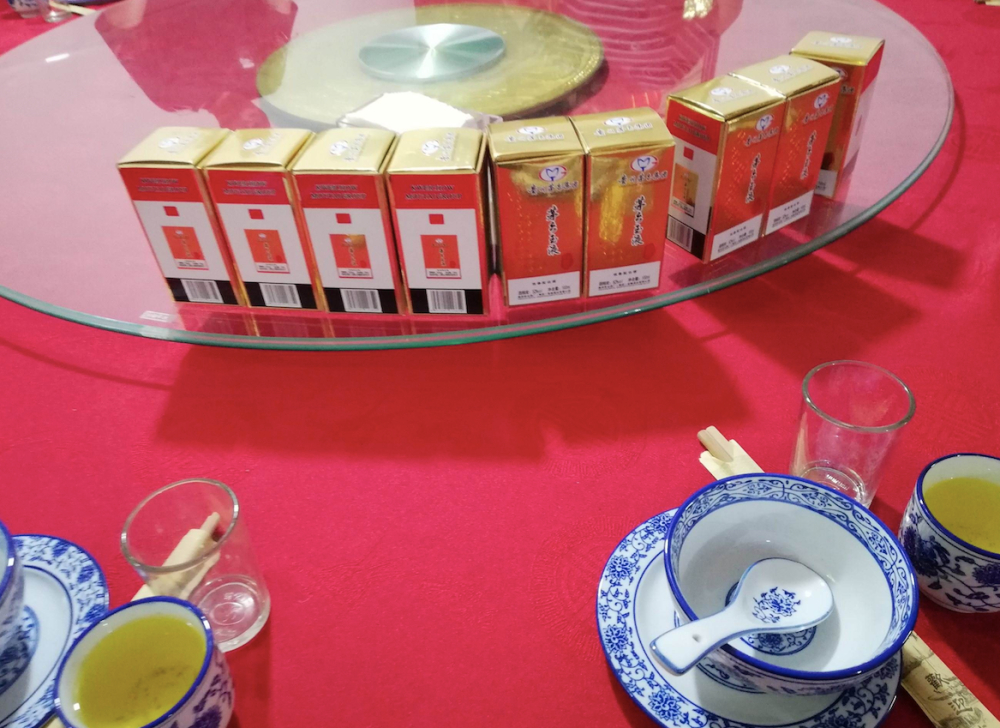 浙江一农村男子办丧礼花费数千万酒席配茅台酒中华烟惹热议