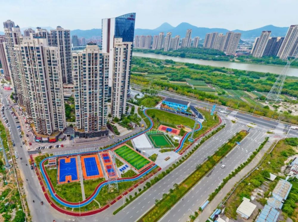 崛起的江南新区里,智慧体育公园建设完毕,以打造形成"15分钟健身圈"为