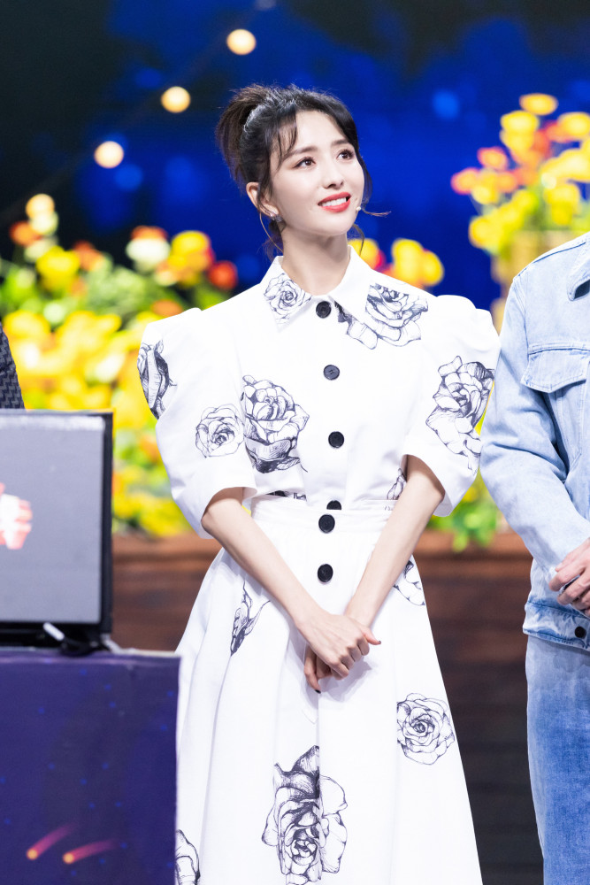 佟丽娅上节目真大牌!连换三套造型压轴登场,穿衬衫裙优雅得开挂插图3