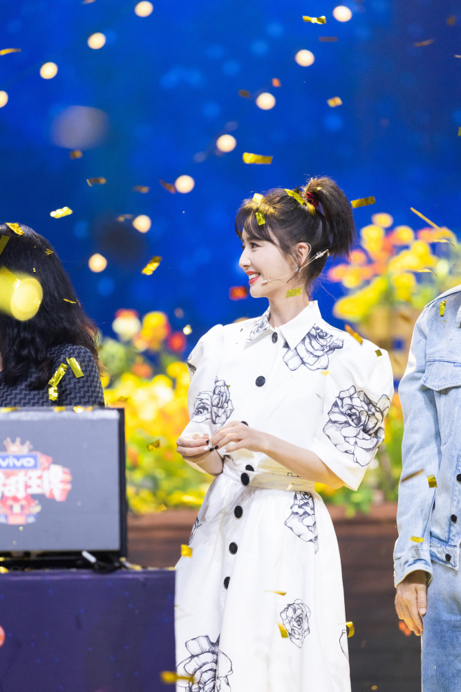 佟丽娅上节目真大牌!连换三套造型压轴登场,穿衬衫裙优雅得开挂插图6