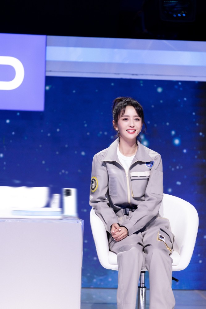 佟丽娅上节目真大牌!连换三套造型压轴登场,穿衬衫裙优雅得开挂插图