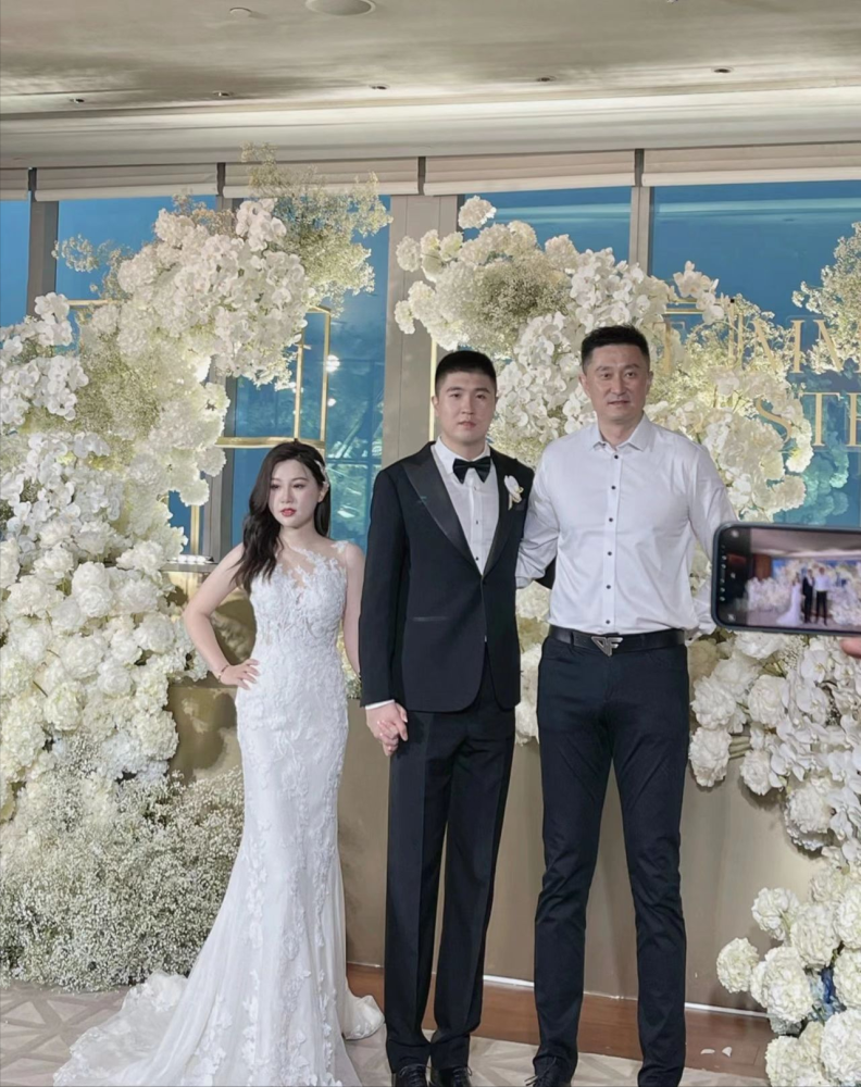 王薪凯新婚宴伴郎团帅气易建联拿大红包赴宴杜锋合影很慈祥