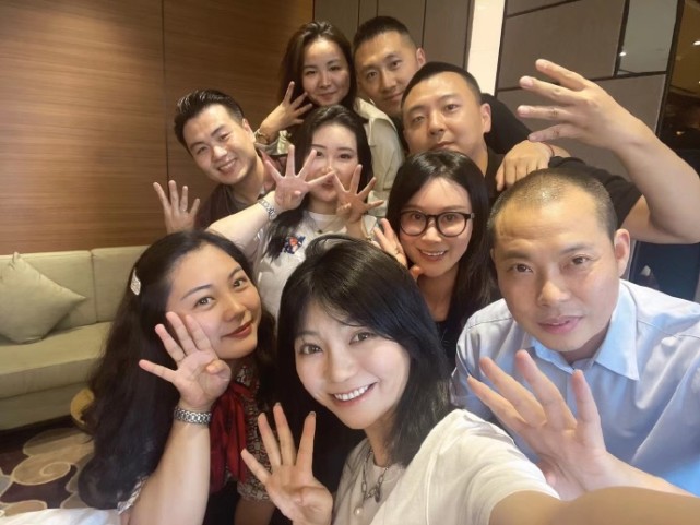 梁鹏,副驾驶徐瑞辰,以及乘务长毕楠,乘务员张秋奕,杨婷,黄婷,周彦雯