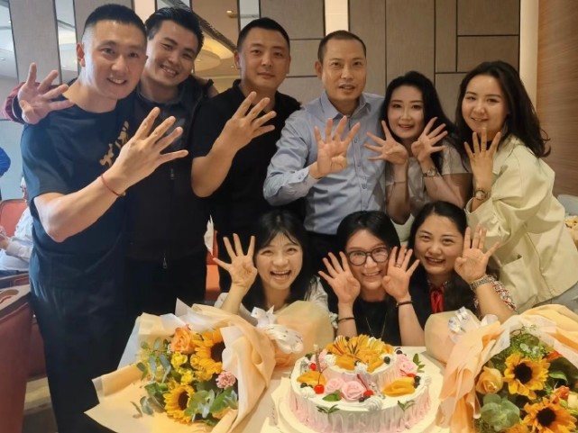 梁鹏,副驾驶徐瑞辰,以及乘务长毕楠,乘务员张秋奕,杨婷,黄婷,周彦雯