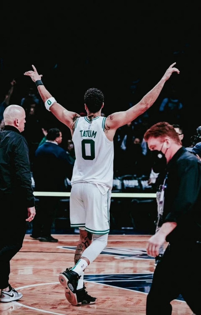 塔图姆抢七3战2胜耀眼:曾赢雄鹿 字母哥恐独木难支