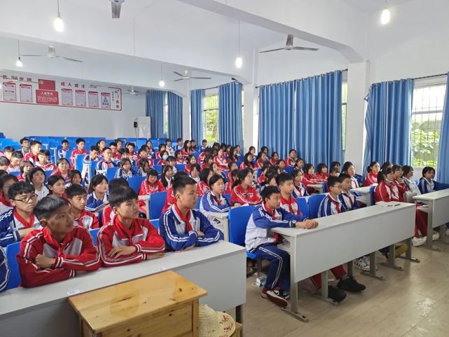 学习少先队队史,争做合格少先队员——沿河自治县官舟中学少先队召开"