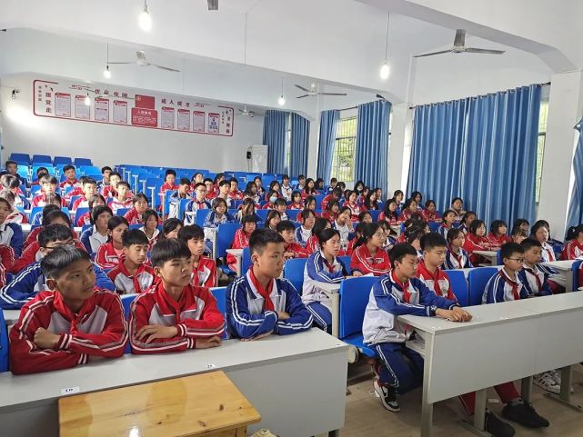 学习少先队队史,争做合格少先队员——沿河自治县官舟中学少先队召开"