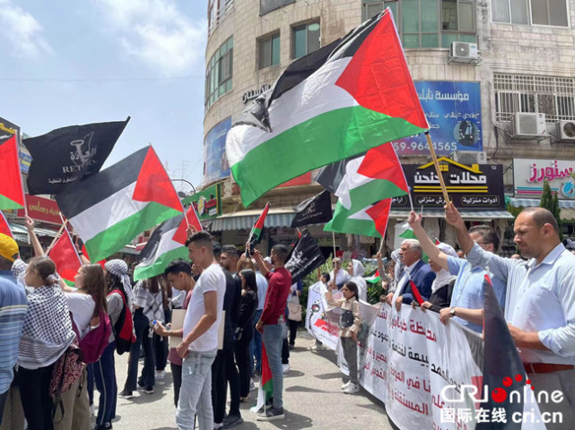 巴勒斯坦民众在拉姆安拉举行灾难日游行国际在线报道(记者 孙伶俐)