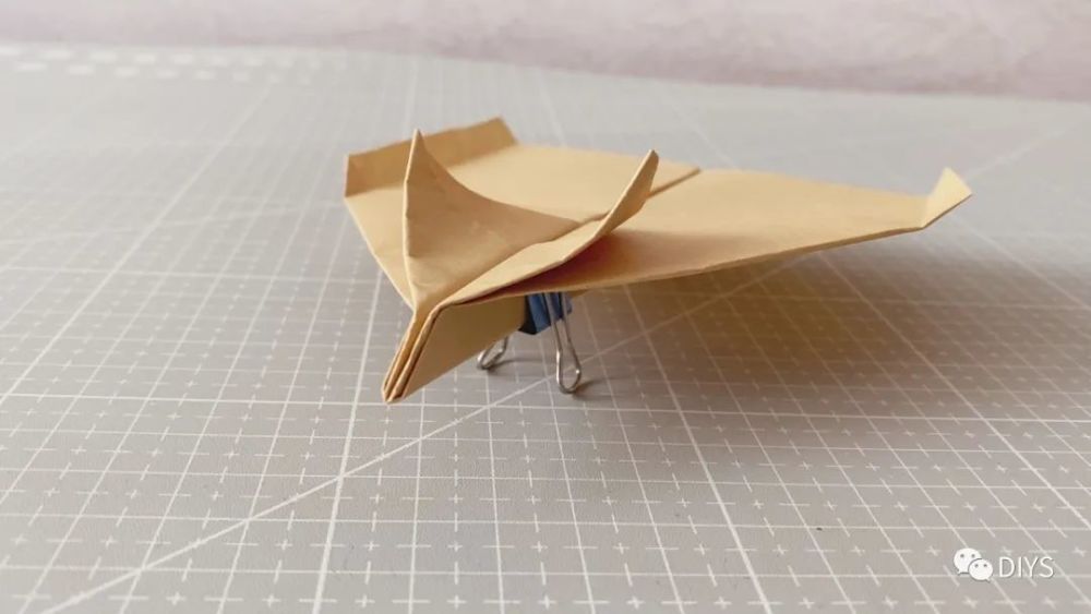 手工折纸一架有双层机头的滑翔机
