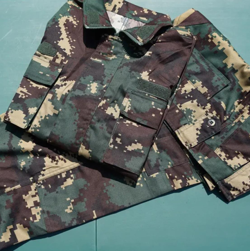 主体色调与之前的05式特战迷彩服类似,但07式的迷彩色块,变为了数码