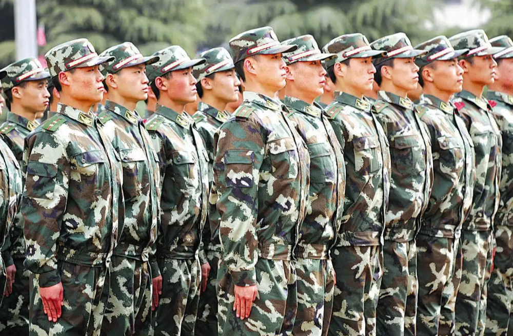 由深绿,棕色,黑色和土黄色组成,这种迷彩服一般都装备给"火箭