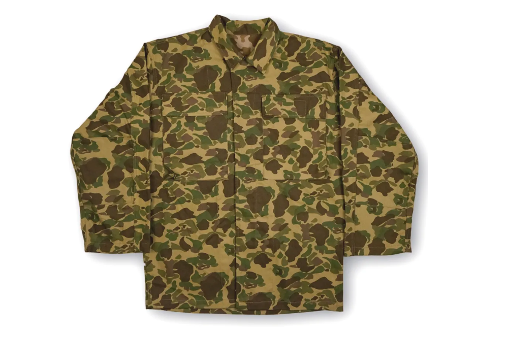 85式迷彩在81式的后面诞生,其最大特点就是双面式设计,可以调换过来穿