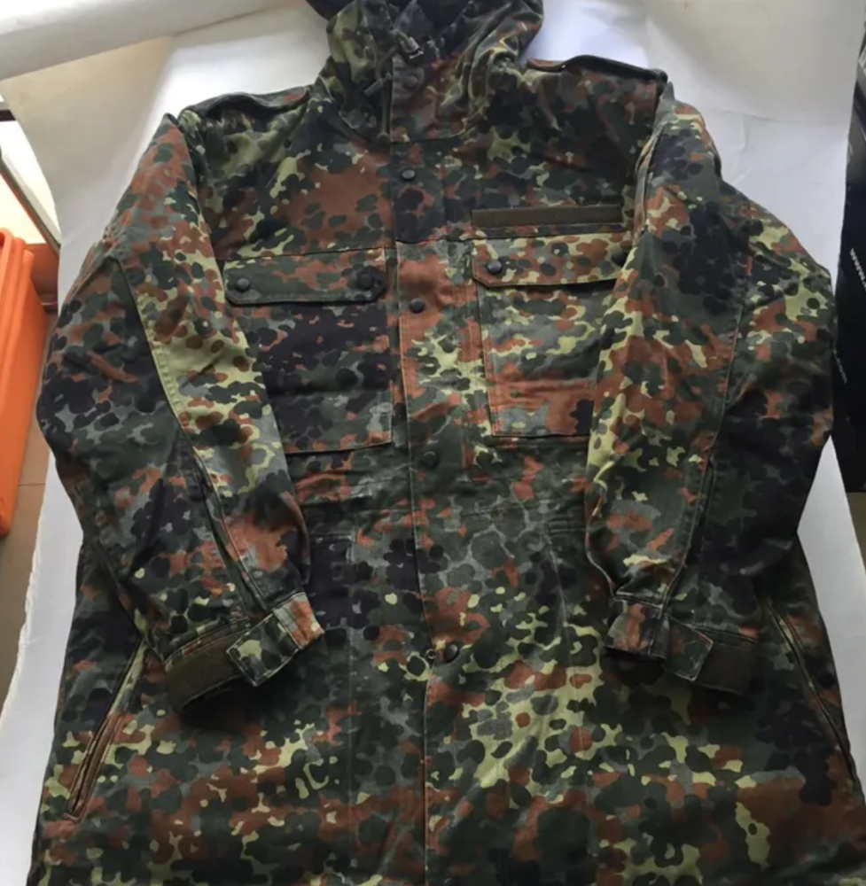 03式斑点迷彩服也不常见,主要装备给在高原环境中执行任务的官兵,迷彩