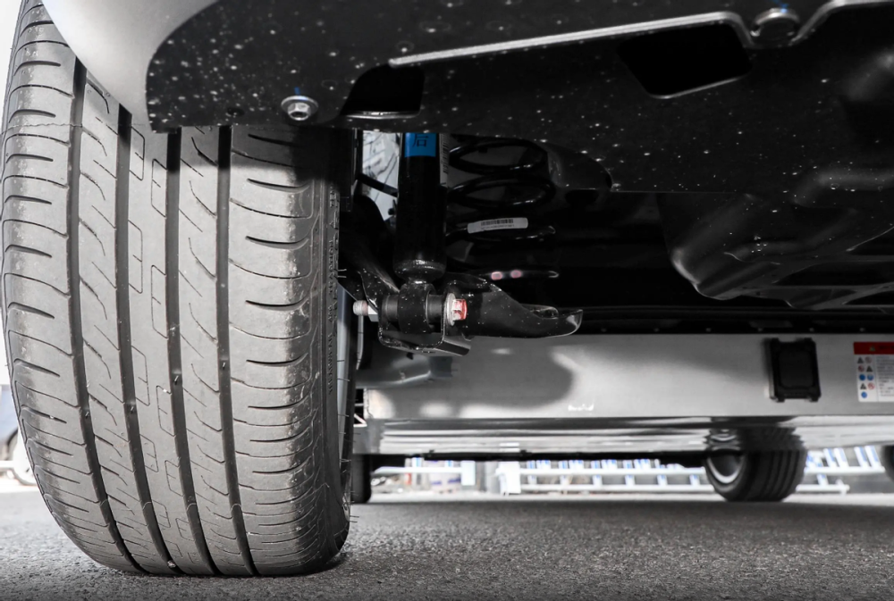 底盘方面,2022款欧拉好猫选择了前置前驱的驱动形式,悬架方面则搭载了