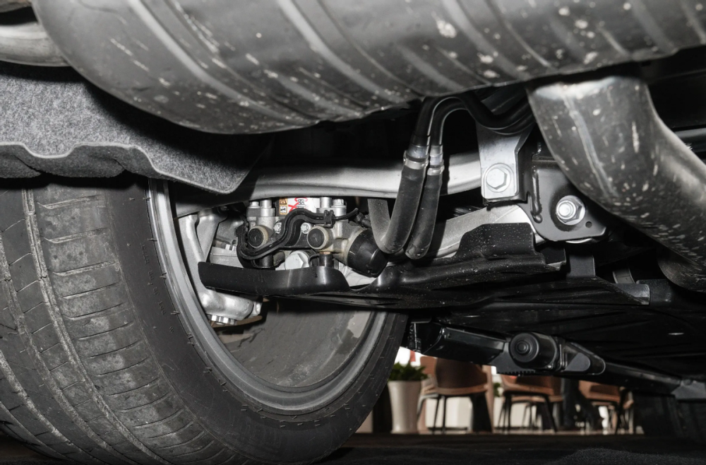 底盘方面,迈巴赫gls 600采用了前置四驱的四驱类型,悬架则配备了前双