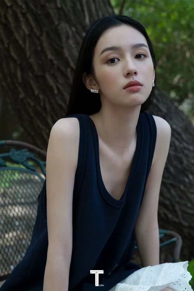 初夏美少女贴贴！演员周也邱天《T Magazine》封面大片_腾讯新闻
