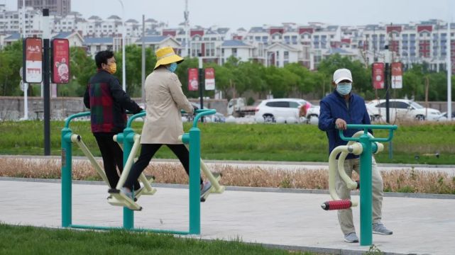兴庆区文旅局工作人员纪艳芳说:"这些场地设施都是公益的,居民无需
