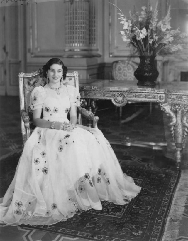 法丝亚公主17岁时摄于开罗,看上去相当稚气.