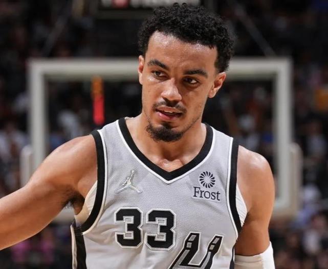 特雷琼斯打出了一个令马刺球迷都震惊不已的惊喜赛季