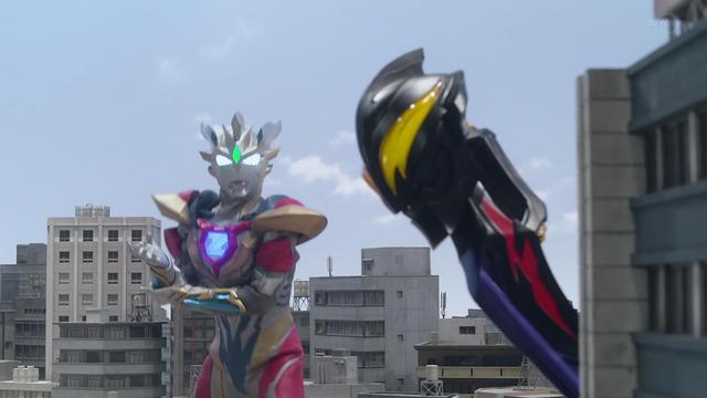 德尔塔在抽出贝贝剑之前,当场就绕后到吉娜身后,并且控制住她的行动.